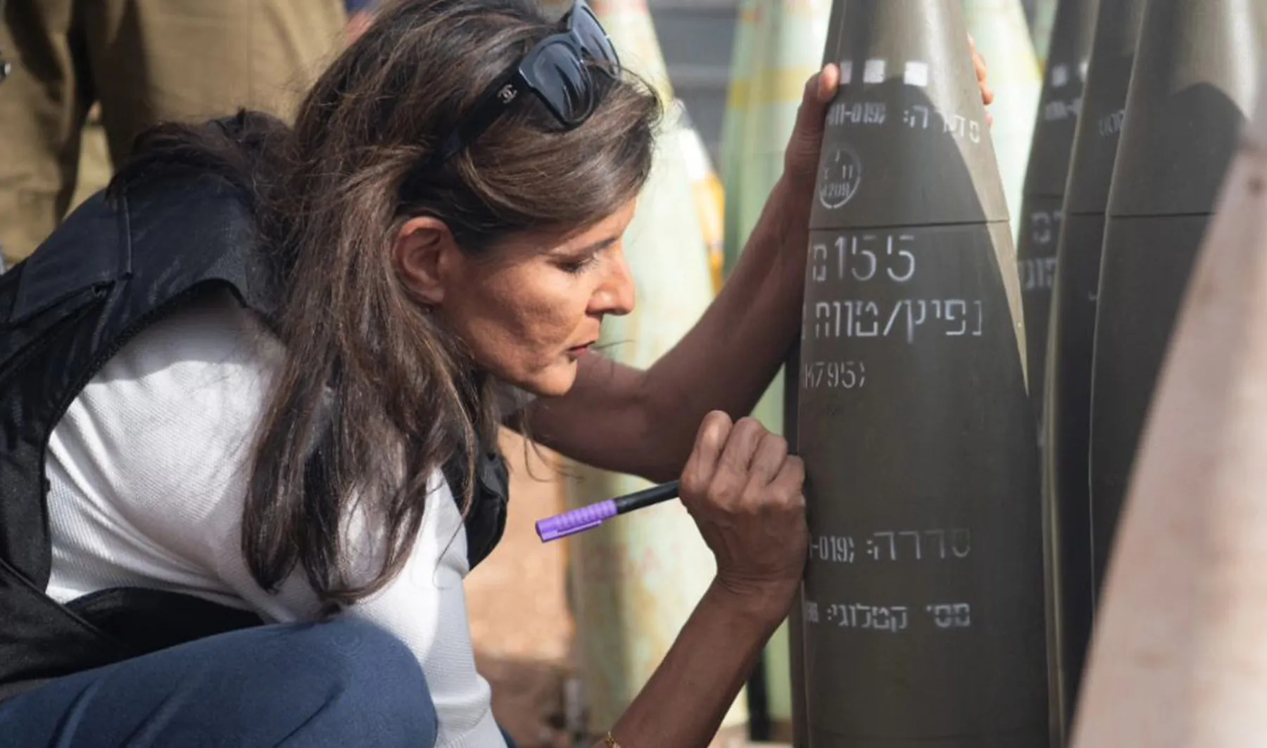 Nikki Haley writes “Finish Them” on Israeli artillery shell during Israel visit